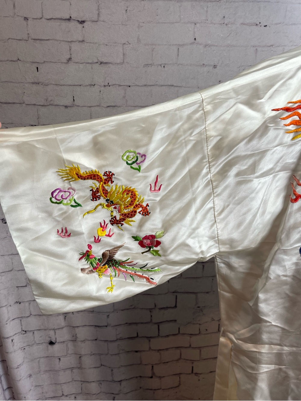 Golden bee vintage silk robe size large white with dragon and phoenix - Picture 6 of 16